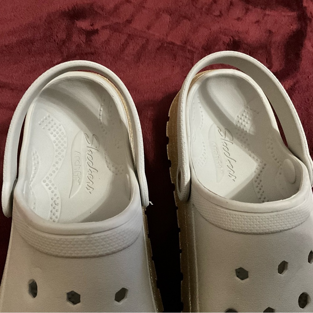 Skechers Arch Fit Crocs-Like Sandals - Picture 14 of 15